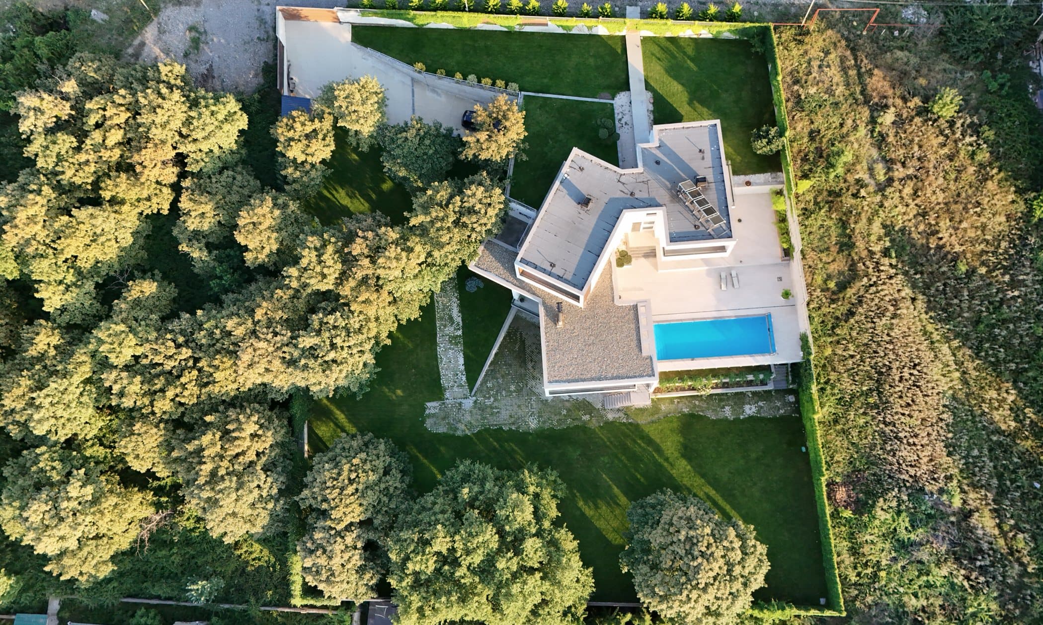 The plot from above: the house, the pool and the oaks around them.