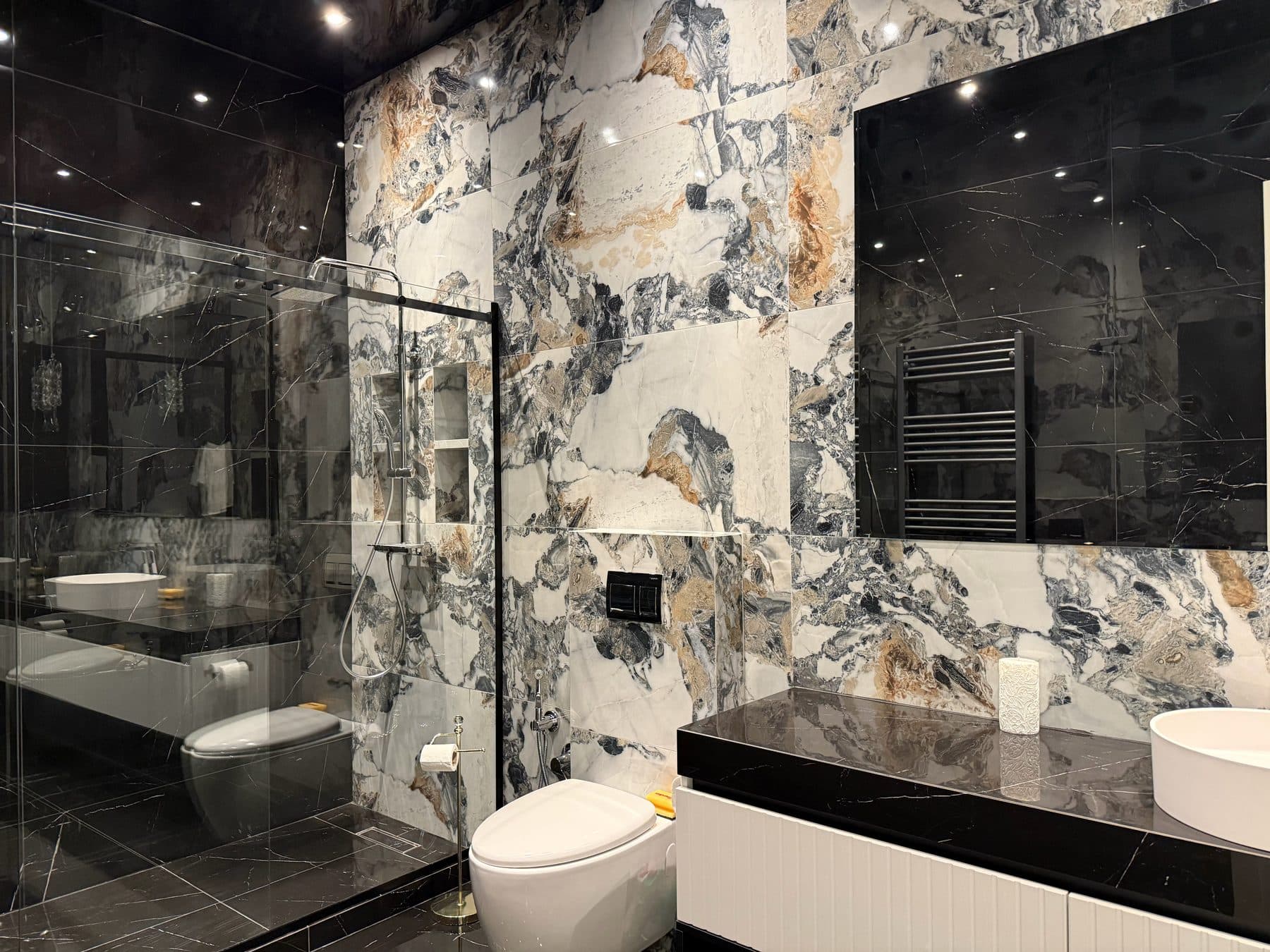 A bathroom, in dark and veined marble.