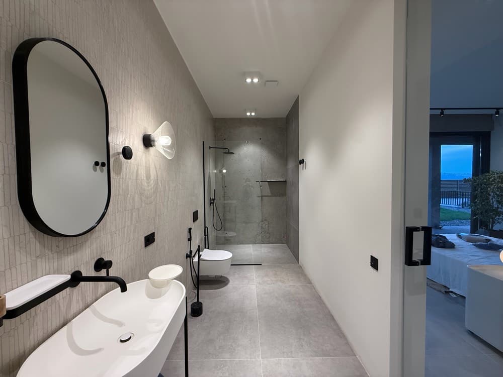 An en-suite bathroom.