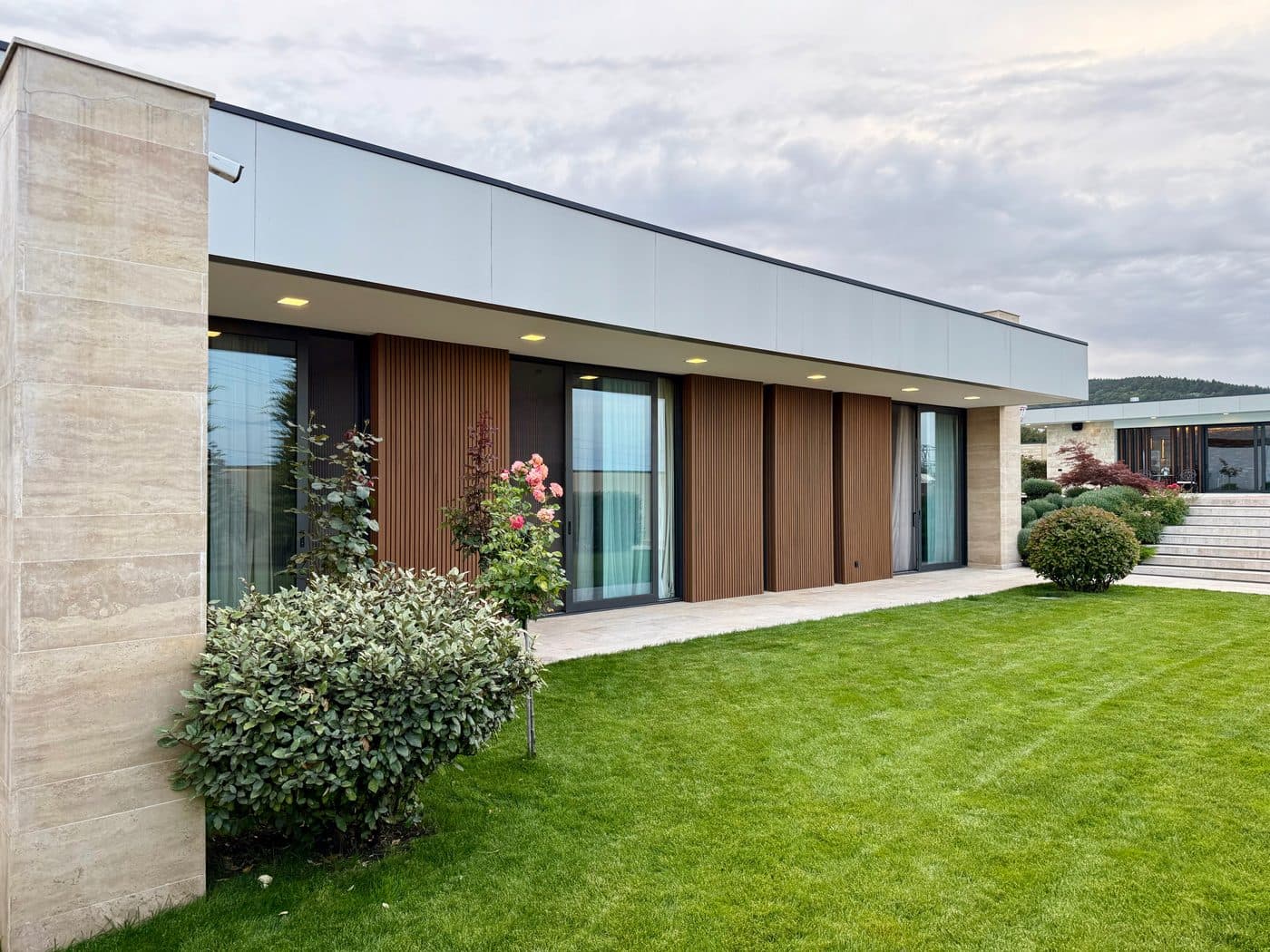 Lawn to the garden elevation.
