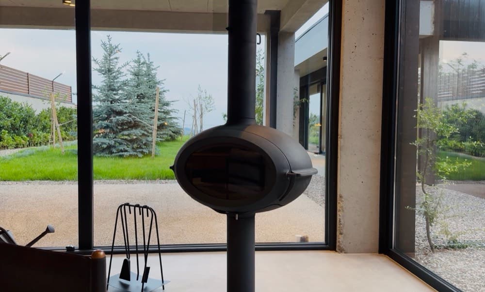 A suspended fireplace, facing the garden.