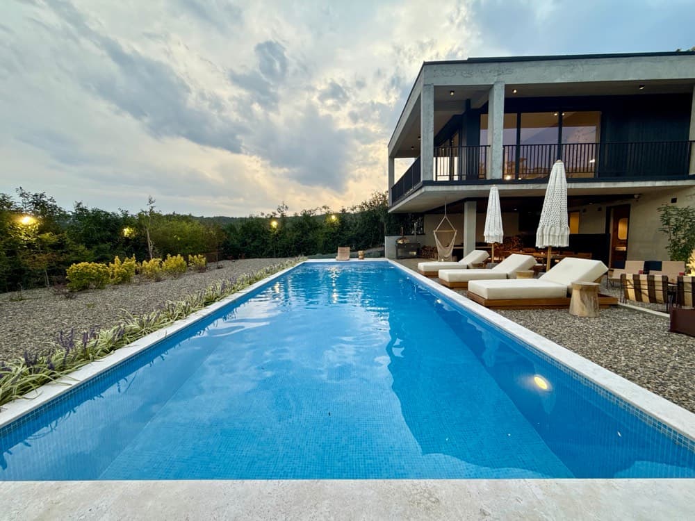 The pool, 76 m².